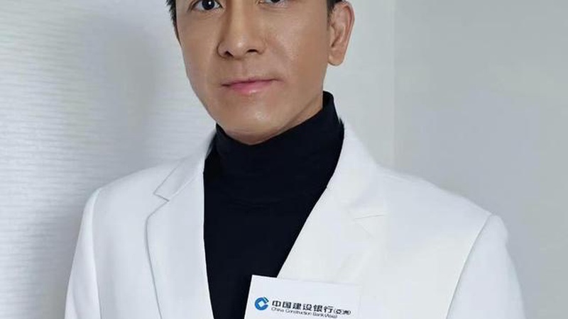 马国明公益现场跪地学AED亲身示范急救操作引热议